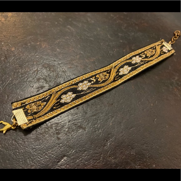 Floral embroidered bavarian webbing festival bracelet - Picture 2 of 6